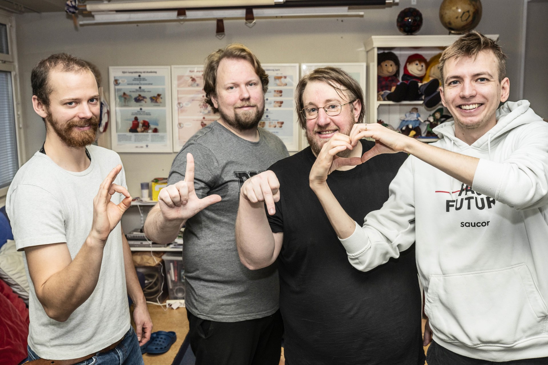 Simon Andersson, Robin Slätt, Anton Ullvin och Otto Kingstedt tecknar bokstäverna HLR efter en lyckad utbildning.