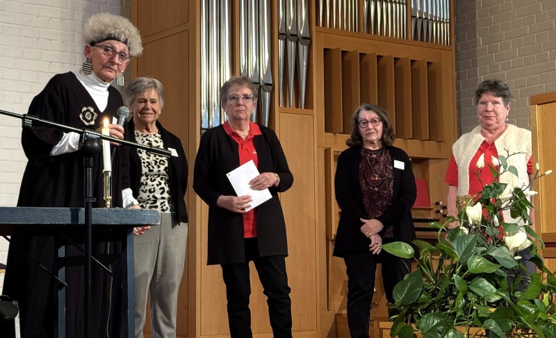 Avtackning av de personer som lämnar sina uppdrag. Foto. Agneta Json Granemalm.JPEG