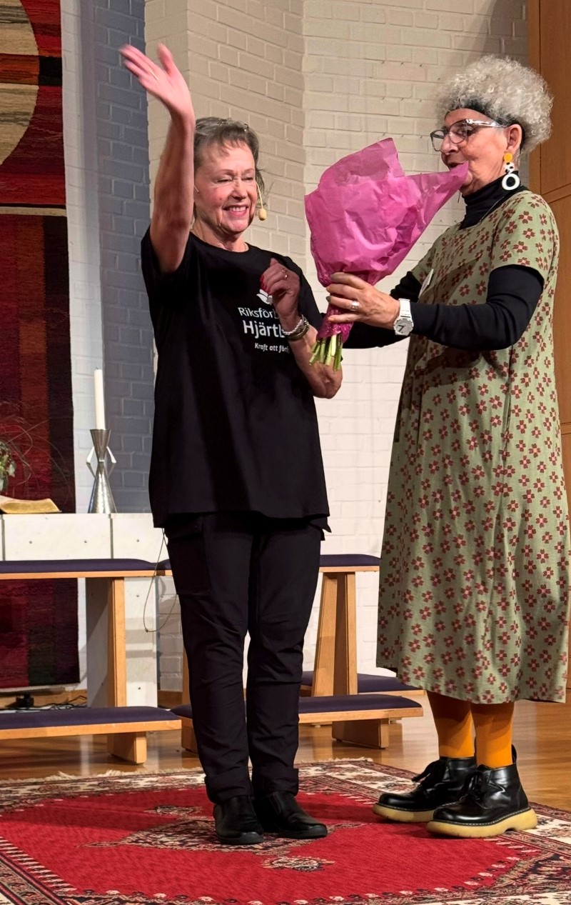 Åsa Prytz tackar Anita Svensson för alla gymparåd..JPEG