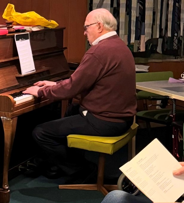 Ernst Irmgaard vid pianot under allsången.JPEG