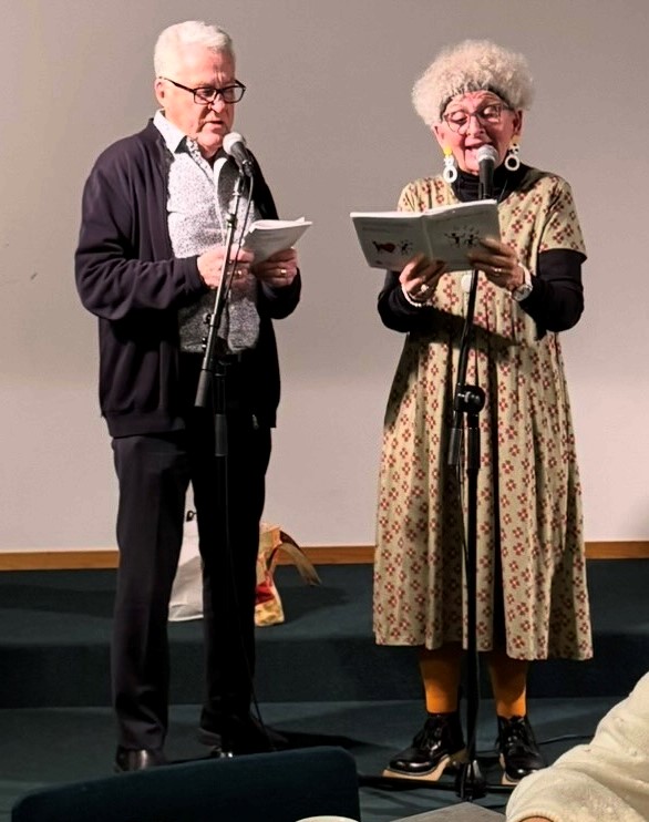 Helge Nilsson och Åsa Prytz leder allsången.JPEG