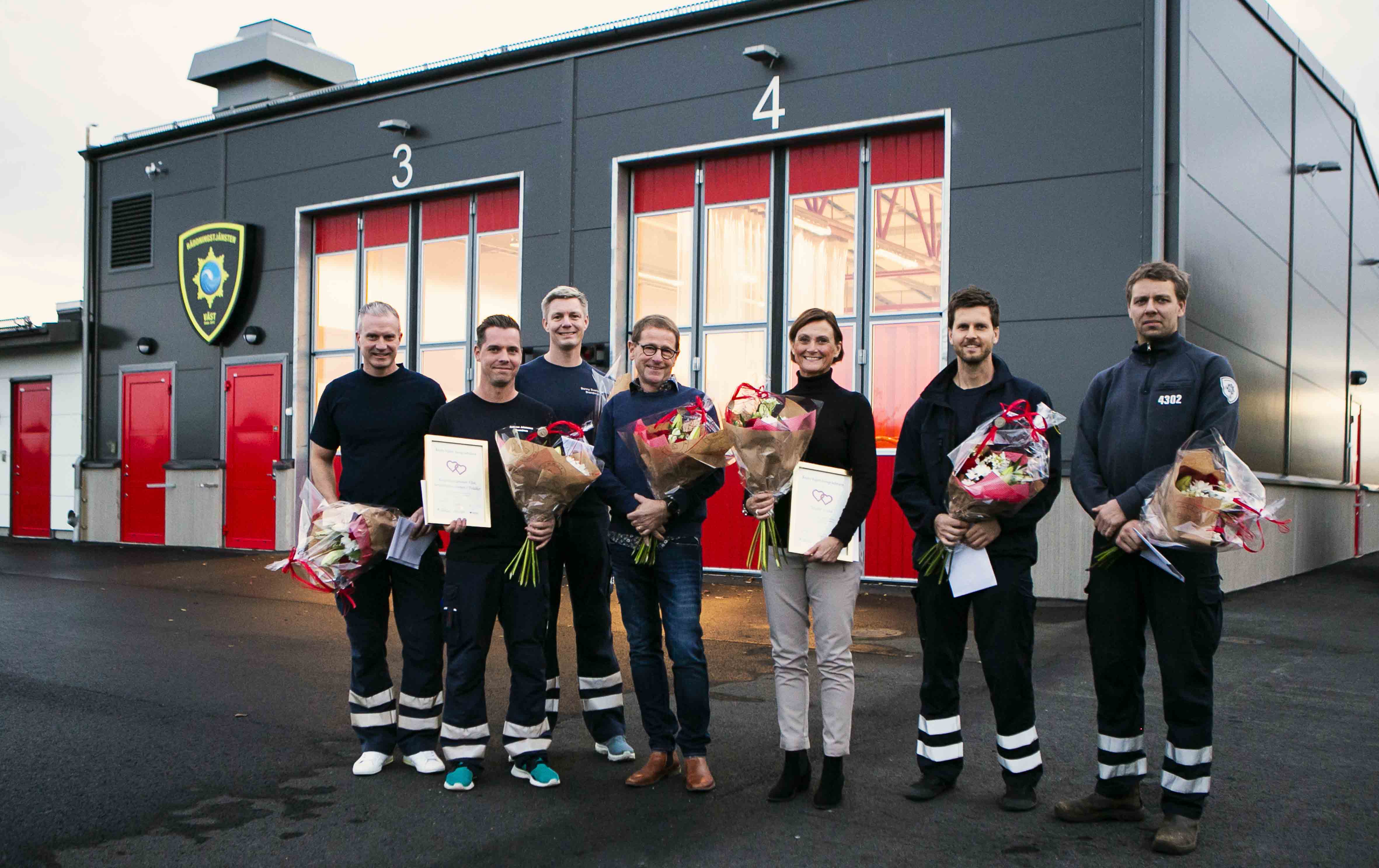 Hela gänget på beredskapsstationen i Tvååker med Calle och Mia.