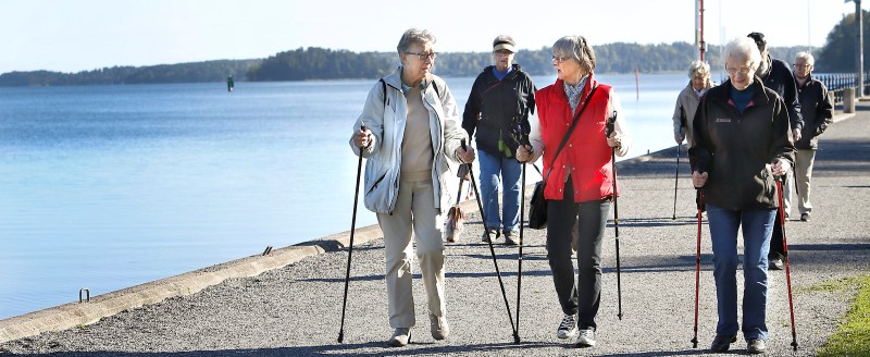 Stavgång vid vatten. 