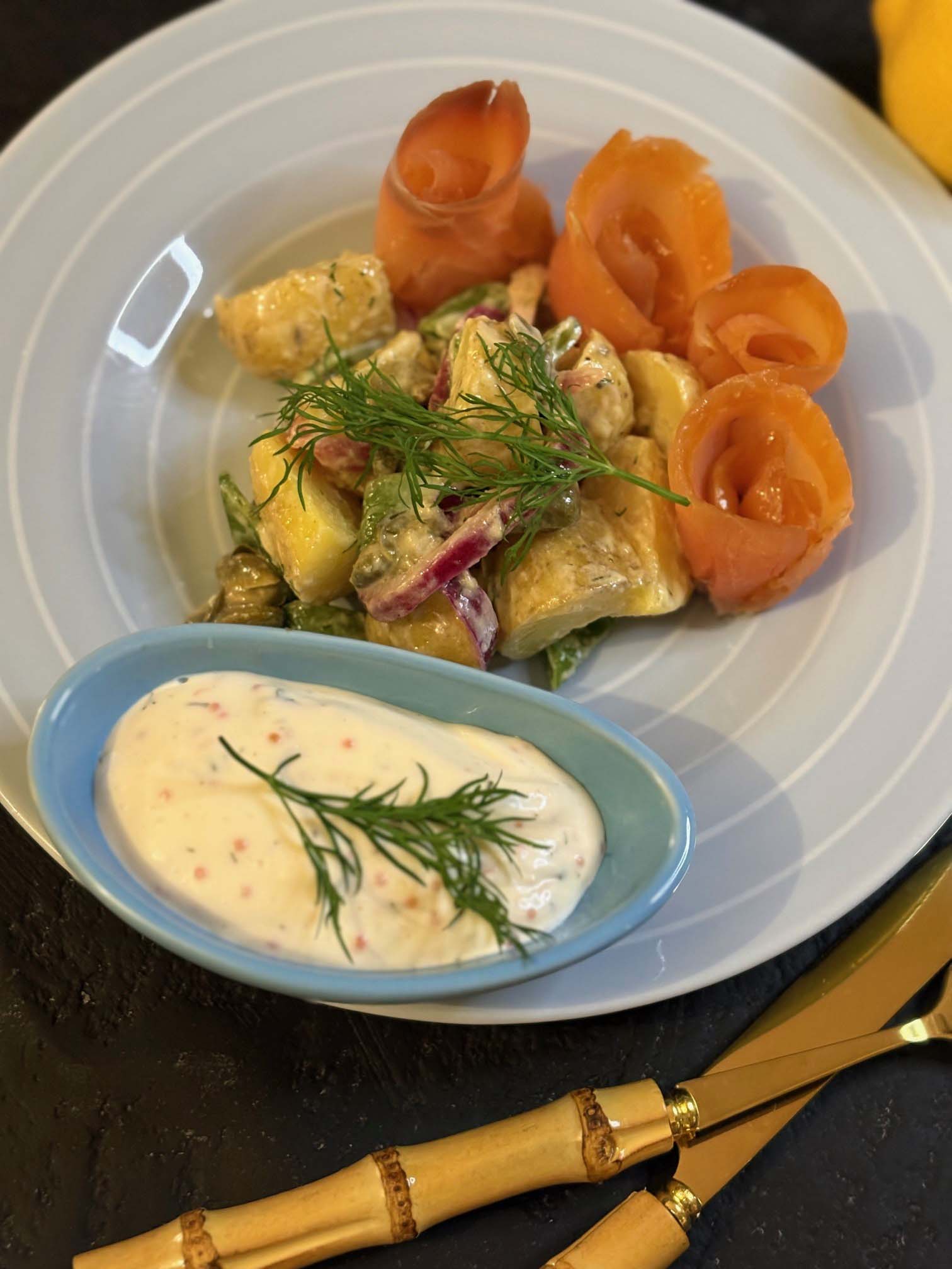 fransk potatissallad med kallrökt lax.