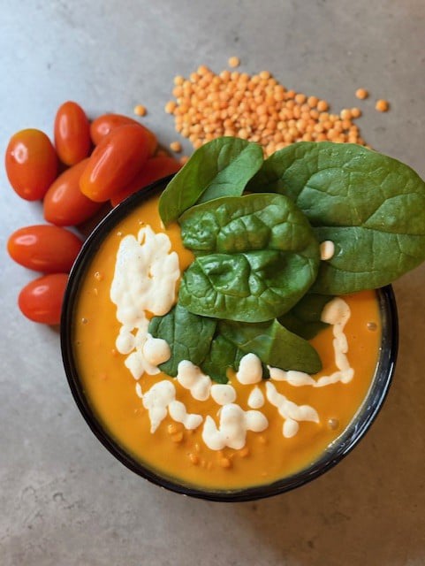 Snabb indisk Daal med röda linser.