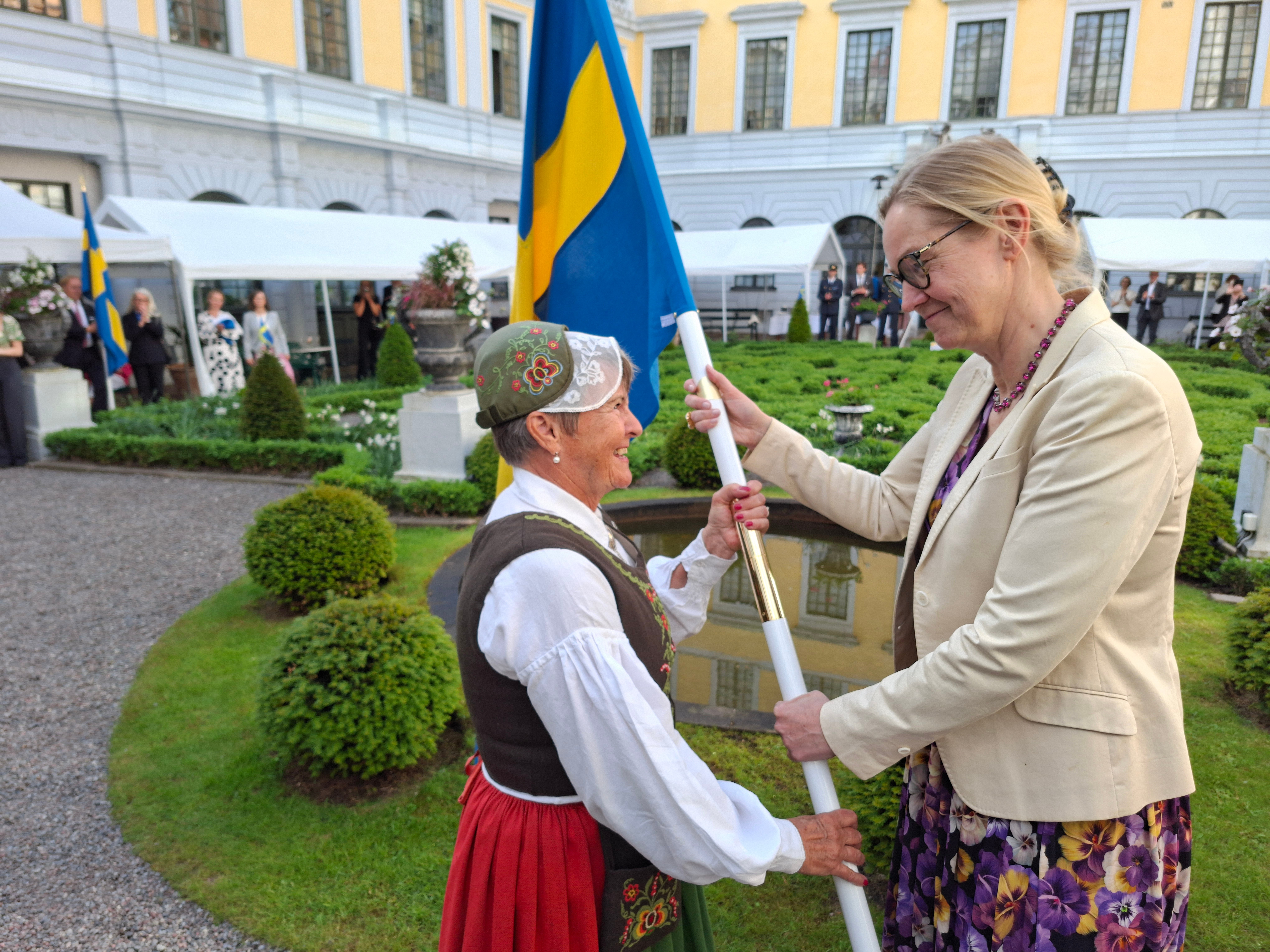 Fanutdelning_2026-06-03_Yvonne_H_och_Landshövding_Cecilia_Skingsley_180239.jpg