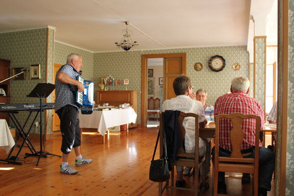 Rolf Herman spelade och underhäll med allsång och dansmusik