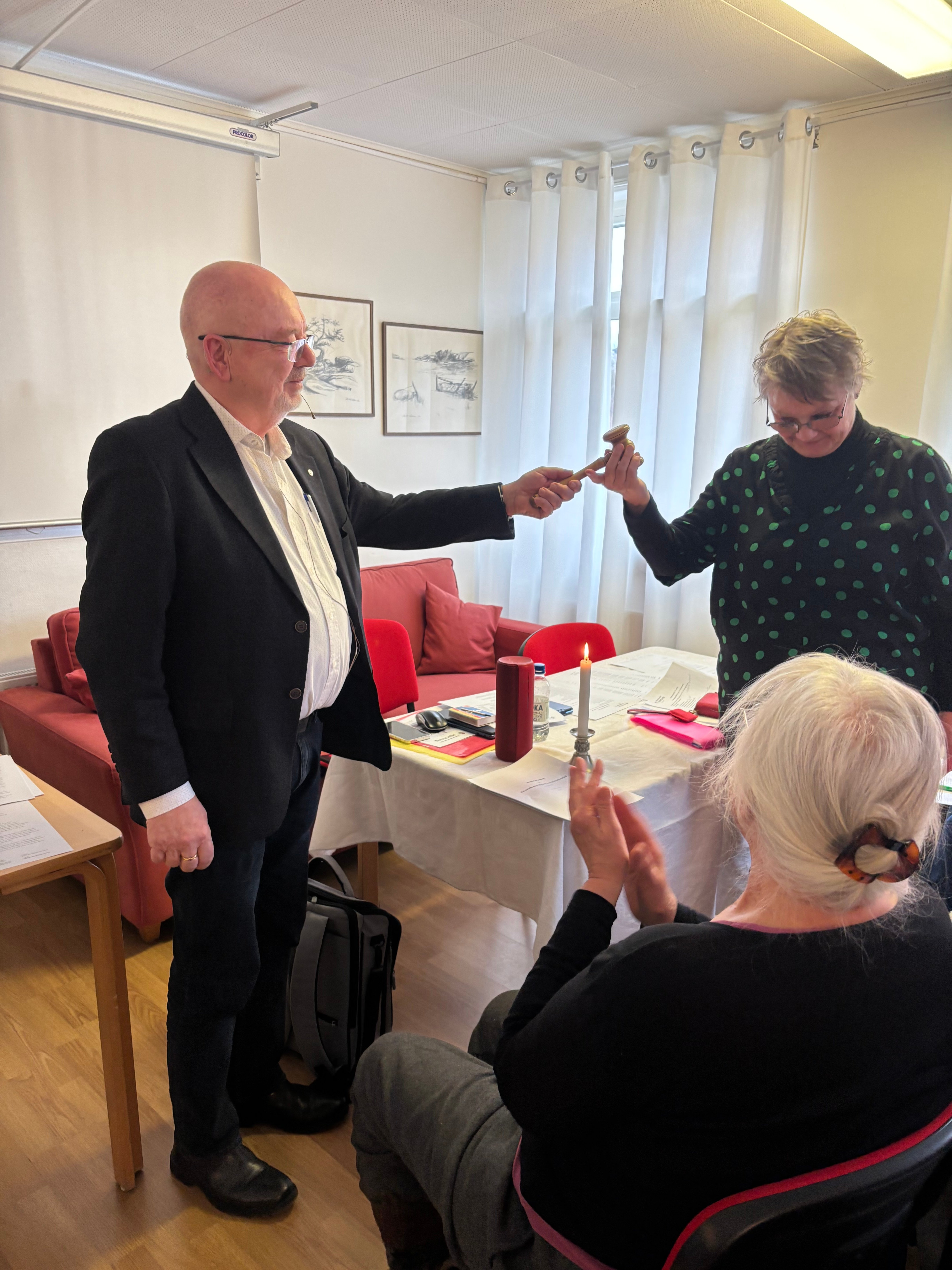 Överlämnandet 2.jpg