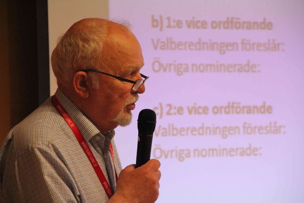 Jan-Olof Edin, valberedningens avgående ordförande, presenterar förslagen till omval