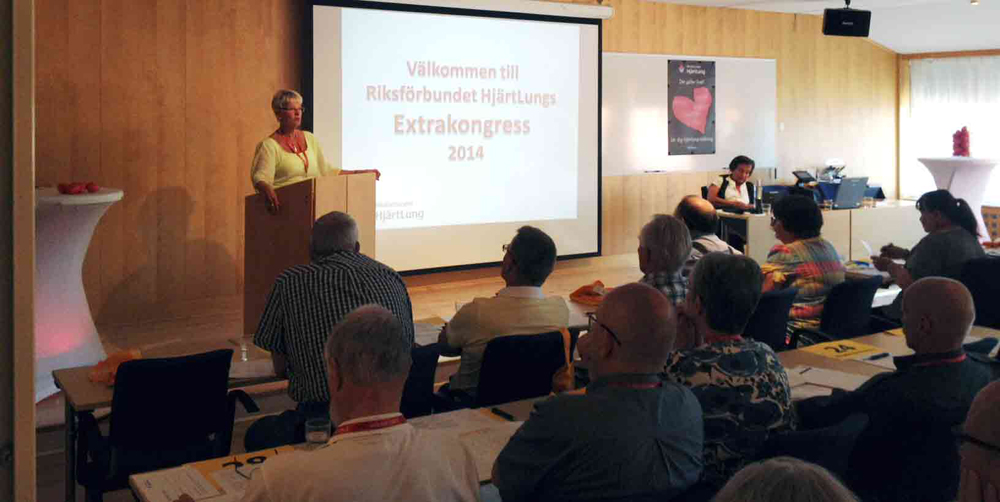 Inger Ros, ordförande i Riksförbundet HjärtLung, inviger Extrakongressen i Haninge