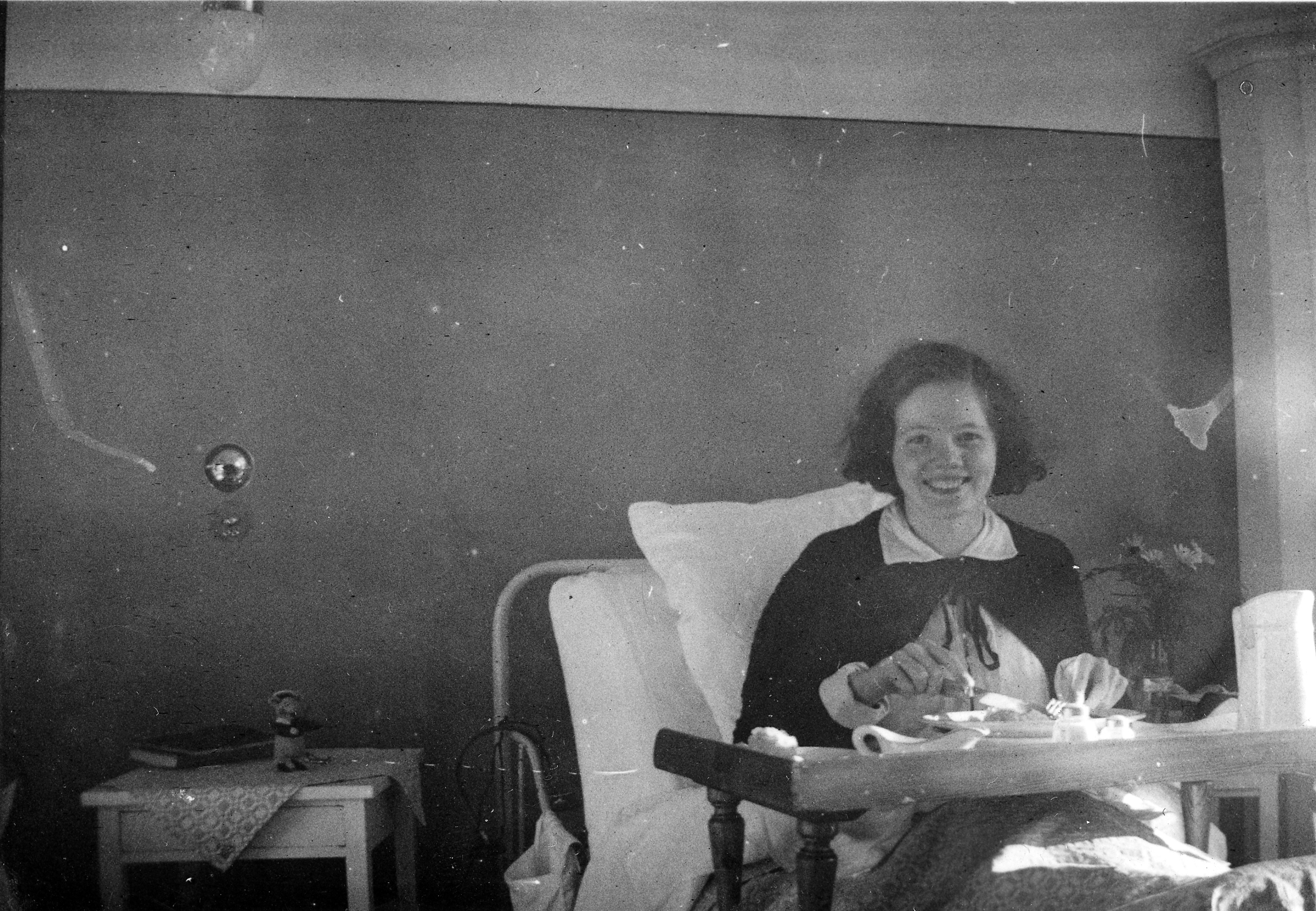 Alva Asp var en glad och kreativ kvinna. Hon dog redan vid 23 års ålder efter att ha drabbats av tuberkulos. Fotot är taget på Spenshults sanatorium där hon bodde i slutet av sitt unga liv, i hopp om att bli frisk i mitten av 1930-talet. 