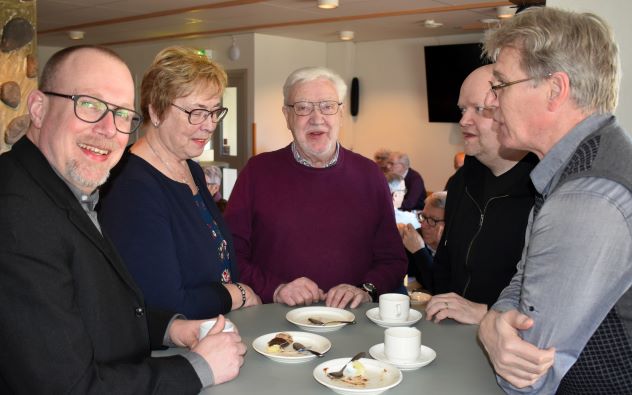 Tillsammans med forskarna är Bertil och Irene Nyberg ifrån Ryssby. Forskarna från vänster Christoffer Årestedt, Anders Bremer och Johan Israelsson.